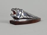 une sculpture en argent représentant un ours la gueule ouverte