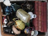 une boîte remplie d'objets divers posée par terre