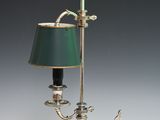 une lampe équipée d'un abat-jour vert