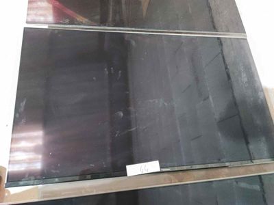 beaucoup de verre noir sur une étagère dans un magasin