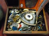 une boîte en bois contenant une horloge, posée sur une table