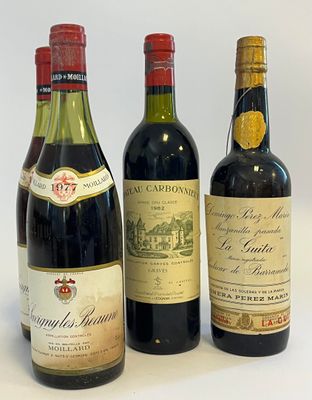 trois bouteilles de vin sont alignées sur une surface blanche