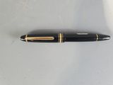 un stylo posé sur une table