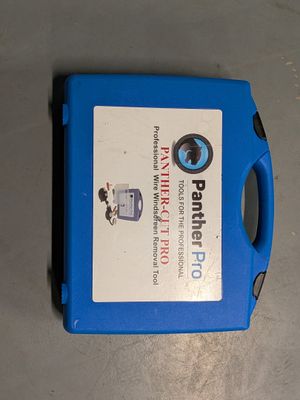 une boîte bleue sur laquelle est collé un autocollant, posée par terre