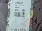 a label on a shirt that says wear a bit of barcelona