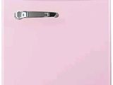 un réfrigérateur rose posé sur une surface blanche