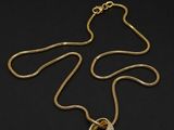 un collier en or et diamants sur fond noir