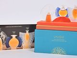 une boîte bleue contenant des parfums orange et jaunes