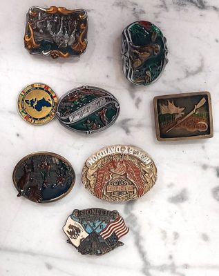 un grand nombre de badges posés sur une table