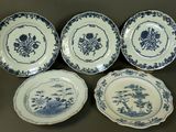 quatre assiettes bleues et blanches ornées de fleurs et d'oiseaux