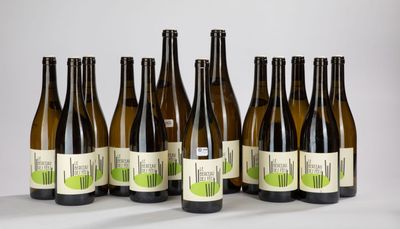 six bouteilles de vin sont alignées sur une table