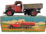 un camion jouet posé sur une boîte