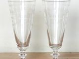 deux verres à vin vides posés sur une table en bois