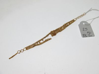 Gros plan sur un bracelet en or portant une étiquette