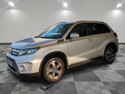 le SUV argenté est garé sur le sol en damier d'un garage