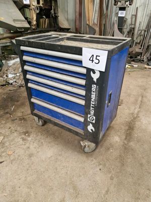 une boîte à outils bleue et noire sur laquelle figure le chiffre 45