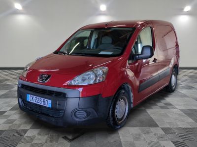 une photo d'une camionnette rouge garée dans un garage