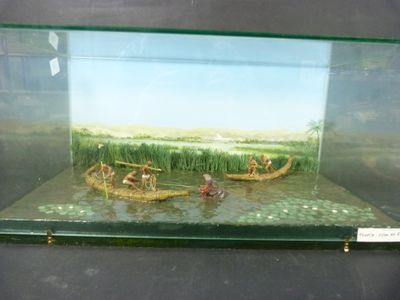 une photo d'une maquette de bateau dans une vitrine