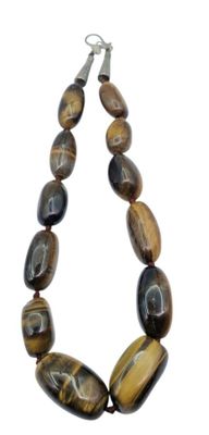Collier de perles en œil-de-tigre sur fond blanc