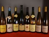 plusieurs bouteilles de vin sont alignées sur une table rouge