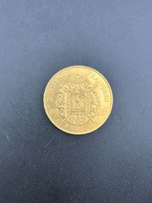 gros plan d'une pièce d'or sur une surface noire