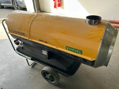 un « propaner » jaune posé sur un chariot dans un garage