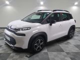 la citrole blanche est garee sur un carrelage en damier