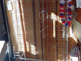 une cage métallique à laquelle sont suspendus tout un tas d’objets
