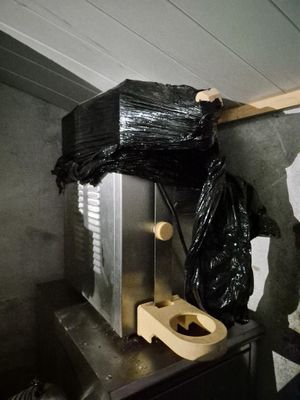 un sac noir posé sur un grille-pain dans une cuisine