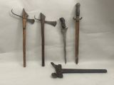 Plusieurs types d'armes sont présentés sur un fond blanc