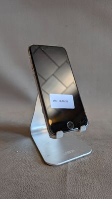 un téléphone portable posé sur un support, avec un mot dessus