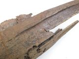 un gros plan d'un morceau de bois posé sur une surface blanche