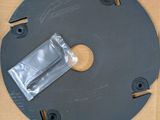 une photo d'une boîte contenant un morceau de plastique