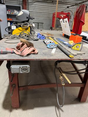 un établi sur lequel sont posés des outils dans un garage