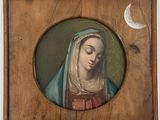 une image représentant un tableau d'une femme avec un croissant au-dessus de la tête