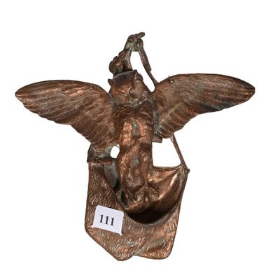 une image représentant une statue en bronze d'un oiseau tenant un sac