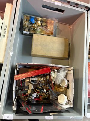 deux boîtes contenant divers objets, posées sur une table