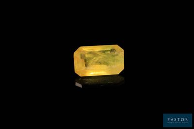 un saphir jaune sur un fond noir