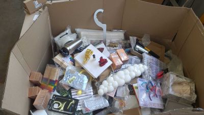 une boîte en carton remplie d'objets hétéroclites