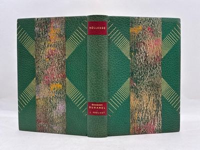 un livre vert avec la photo d'une femme sur la couverture