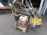 une petite machine posée sur le sol