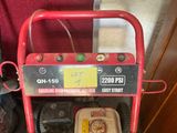 une petite machine rouge posée par terre