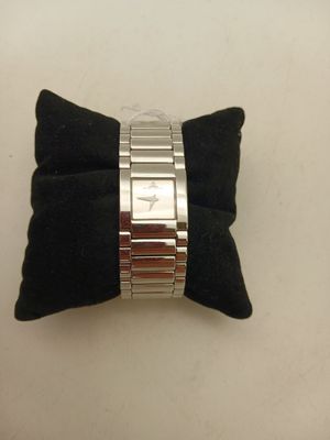 bracelet en métal argenté orné d'un coussin en velours noir sur fond blanc