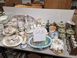 une table sur laquelle se trouvent beaucoup d'assiettes et de bols