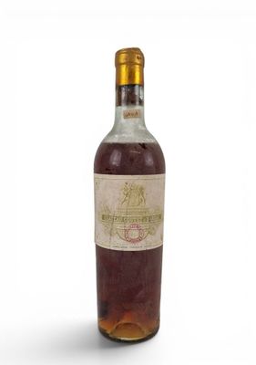 une bouteille de vin posée sur une surface blanche