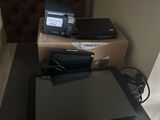 deux ordinateurs portables posés sur une table noire