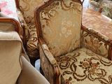 a lot of chairs that are sitting in a room