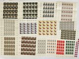 de nombreux timbres exposés sur une table