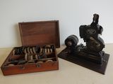 une petite machine à coudre posée à côté d'une boîte en bois