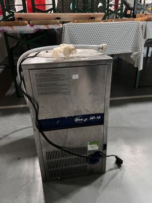 une machine placée au milieu d'une pièce